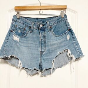 Women’s Levi’s Distressed Denim Women's Shorts waist 28